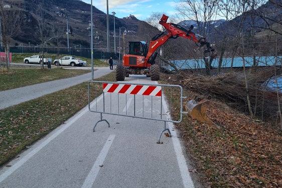 Die Gruppe mit Vorarbeiter Albert Premstaller setzt die Uferpflegearbeiten an der Talfer in Bozen fort, seit dem 8. Jänner am rechten Ufer im Abschnitt zwischen Sankt-Anton- und Talferbrücke. (Foto: LPA/Landesamt für Wildbach- und Lawinenverbauung Nord in der Agentur für Bevölkerungsschutz)