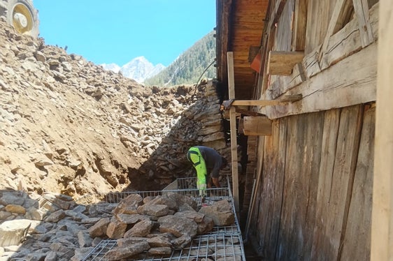 I lavori urgenti volti a proteggere l’edificio sottoposto a tutela storico-artistica nella malga Mitterkaser. (Foto: USP/Ufficio Sistemazione bacini montani ovest presso l’Agenzia per la Protezione civile)