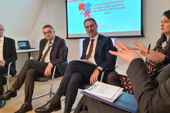 Den drei Euregio-Landeshauptleuten Anton Mattle, Maurizio Fugatti und Arno Kompatscher haben die Delegierten des Euregio-Rates der Bürgerinnen und Bürger ihre Empfehlungen vorgestellt. (Foto: Euregio/Cordua)