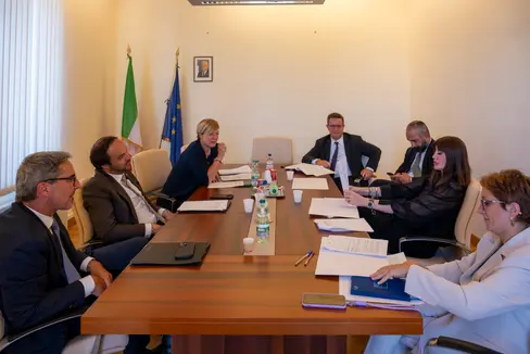 Landeshauptmann Arno Kompatscher, Landesrat Philipp Achammer und Ressortdirektorin Manuela Defant sprachen mit Ministerin Anna Maria Bernini (2. von links) und ihrem Team unter anderem über die Aufwertung des Konservatoriums Claudio Monteverdi. (Foto: LPA/Adriano Rossi)