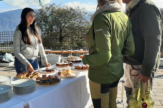 La cooperativa studentesca hondgmocht & hausgmocht ha avviato il nuovo anno scolastico offrendo delizie autunnali al mercato artigianale degli agricoltori di Tesimo. (Foto: Scuola professionale per l'economia domestica e agroalimentare Tesimo)