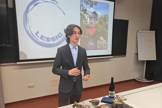 Uno studente del quarto anno del corso di Tecnologie Alimentari della Scuola professionale Laimburg durante la presentazione finale del suo progetto di diploma Lessig. (Foto: USP/Scuola professionale Laimburg)