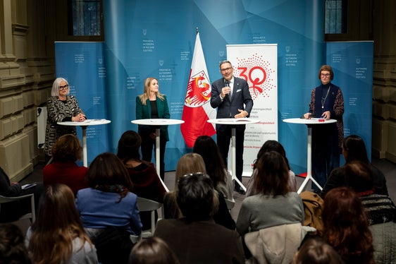 Alla premiazione presenti la vicepresidente e la presidente della Commissione pari opportunità Nadia Mazzardis e Ulrike Oberhammer, il presidente della Provincia Arno Kompatscher e la moderatrice Heidi Hintner (Foto: USP/Fabio Brucculeri)
