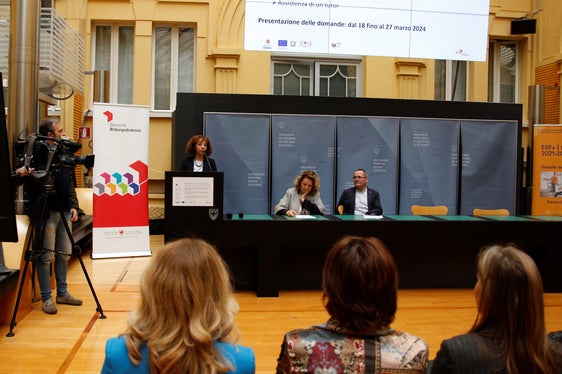 In Vertretung des italienischen Bildungsdirektors führte Rosella Li Castri, Direktorin im Amt für Schulordnung und Schulprojekte, aus, dass die Schülermobilität in Deutschland für die italienischen Oberschulen bereits seit Jahren von Bedeutung sei. (Foto: LPA/Verena Hilber)