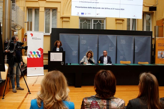 In Vertretung des italienischen Bildungsdirektors führte Rosella Li Castri, Direktorin im Amt für Schulordnung und Schulprojekte, aus, dass die Schülermobilität in Deutschland für die italienischen Oberschulen bereits seit Jahren von Bedeutung sei. (Foto: LPA/Verena Hilber)