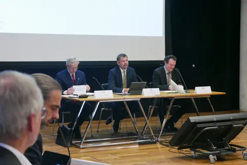 Il consigliere provinciale Daniel Alfreider (al centro) e il presidente della Camera di commercio di Bolzano Michl Ebner (a sinistra) hanno tracciato un bilancio positivo della presidenza altoatesina della Comunità d'azione Ferrovia del Brennero alla conferenza dei presidenti di Bolzano. La presidenza è ora passata ai tirolesi. Secondo l'assessore ai trasporti del Tirolo René Zumtobel (a destra), nei prossimi due anni il trasporto merci regionale sarà al centro dell'attenzione. (Foto: ASP/Ingo Dejaco)