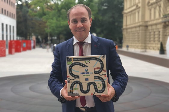 Dieses Spiel für Kinder und Jugendliche ist nicht nur unterhaltsam, sondern dient auch der Auseinandersetzung mit verschiedensten Umweltthemen“, sagt Umweltlandesrat Giuliano Vettorato. (Foto: LPA/Thomas Laconi)