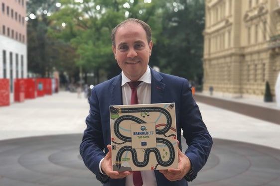 Dieses Spiel für Kinder und Jugendliche ist nicht nur unterhaltsam, sondern dient auch der Auseinandersetzung mit verschiedensten Umweltthemen“, sagt Umweltlandesrat Giuliano Vettorato. (Foto: LPA/Thomas Laconi)