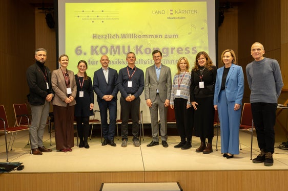 Im laufenden Schuljahr 2025/26 ist Südtirol mit Landesmusikschuldirektorin Alexandra Pedrotti (im Bild Dritte von rechts) gemeinsam mit Wien und Kärnten im KOMU-Vorstand vertreten. (Foto: LPA/Kongress der Konferenz der österreichischen Musikschulwerke KOMU/Peter Just)