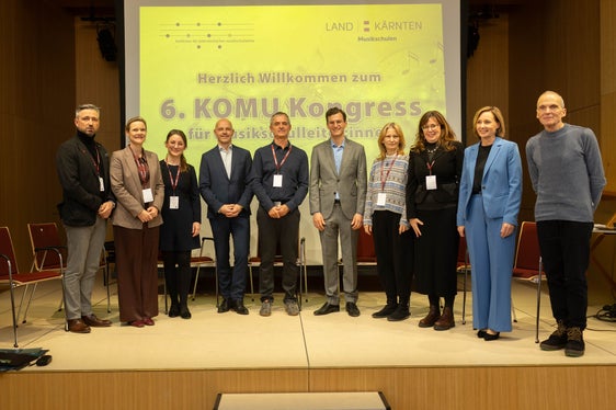 Im laufenden Schuljahr 2025/26 ist Südtirol mit Landesmusikschuldirektorin Alexandra Pedrotti (im Bild Dritte von rechts) gemeinsam mit Wien und Kärnten im KOMU-Vorstand vertreten. (Foto: LPA/Kongress der Konferenz der österreichischen Musikschulwerke KOMU/Peter Just)