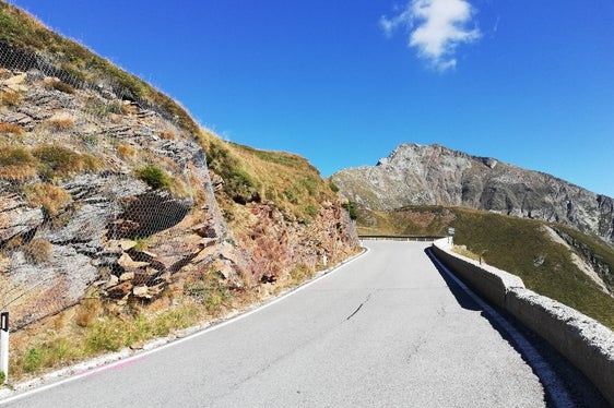 Der betroffene Straßenabschnitt vor Beginn der Bauarbeiten. (Foto: LPA/Abteilung Tiefbau)