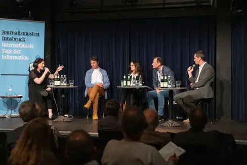 Beim Journalismusfest 2025 stand das Euregio-Panel im Zeichen von 100 Jahre Radio. Das Radio in den Regionen. Die Region im Radio. (Foto: Journalismusfest/Daniel Jarosch)
