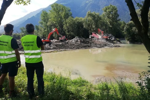 I Bacini montani stanno attualmente riempiendo il Laghetto di Rablà con materiale pulito per continuare la rimozione della pianta aliena Elodea nuttallii (Foto: ASP/Ufficio sistemazione bacini montani Ovest dell'Agenzia per la Protezione civile)
