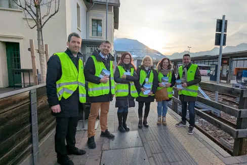 Info-Aktion zur Bahnsperre im Vinschgau: Mobilitätsressortdirektor Martin Vallazza, Landesrat Daniel Alfreider, Gudrun Stampfer, Helene Schuler, Karin Pirhofer und Sta-Direktor Joachim Dejaco. (Foto:LPA/Ingo Dejaco)