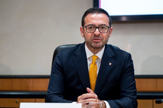 Für uns war unerlässlich, diesen Produktionsstandort zu erhalten, um Kompetenzen, Professionalität und Arbeitsplätze zu sichern, betonte Wirtschaftslandesrat Marco Galateo. (Foto: LPA/Fabio Brucculeri)