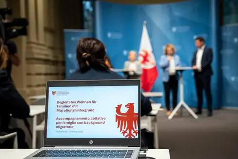 Bis Ende des Jahres werden voraussichtlich 29 Familien mit Migrationshintergrund von Bozen in eine andere Gemeinde Südtirols umziehen. Die Vorstellung des Projektes fand am 5. Oktober statt. (Foto: LPA/Fabio Brucculeri)