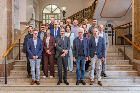 Vertreterinnen und Vertreter deutschsprachiger Minderheitensender aus Südtirol, Luxemburg, der Schweiz und Belgien tauschten sich in Bozen mit Landeshauptmann Arno Kompatscher (vorne Bildmitte) aus. (Foto: LPA/Greta Stuefer)