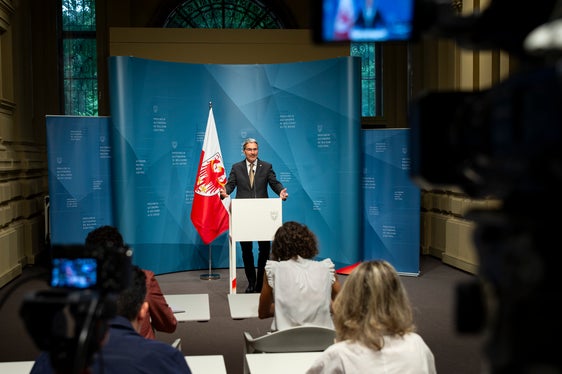 Landeshauptmann Arno Kompatscher stellte die Neuerungen bei der Gebühr zur Nutzung öffentlicher Gewässer zur Stromerzeugung vor. (Foto: LPA/Fabio Brucculeri)