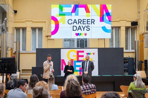 Tra i momenti salienti dei Career Days i due eventi di Onboarding, durante i quali circa 200 nuovi dipendenti che lavorano in Provincia dal maggio 2024 sono stati accolti ufficialmente, tra gli altri, dal direttore dell'Ufficio Sviluppo personale Günter Sölva, dall'assessora provinciale al Lavoro, Europa e Personale Magdalena Amhof e dal direttore generale Alexander Steiner. (Foto: USP/Greta Stuefer)