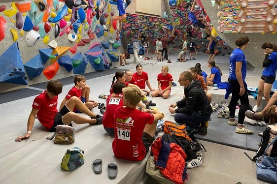 Atlete ed atleti dell’AVS alla competizione ARGE ALP di arrampicata sportiva a Innsbruck. (Foto: Berti Gamper)
