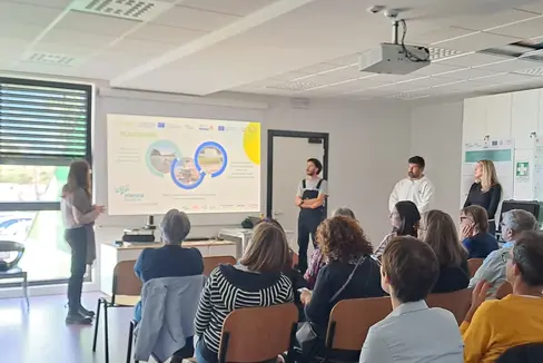 Mikro- und Nanoplastik stellen eine immer größere Belastung für die Umwelt dar: An der Vorstellung der neuesten Forschungsergebnisse in der Bozner Kläranlage im Rahmen zweier EU-Projekte nahmen am Freitag, den 16. Oktober, zahlreiche Interessierte teil. (Foto: Eco Research)
