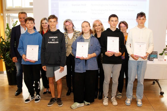 Die Bestplatzierten der Kategorie Junior (1. Oberschul-Klasse) mit (v.l.) Direktor Werner Josef Mair, Martina Stifter, Eva Maria Brunnbauer, Siglinde Doblander, Gertrud Verdorfer. (Foto: LPA/Verena Hilber)
