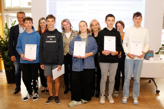 Die Bestplatzierten der Kategorie Junior (1. Oberschul-Klasse) mit (v.l.) Direktor Werner Josef Mair, Martina Stifter, Eva Maria Brunnbauer, Siglinde Doblander, Gertrud Verdorfer. (Foto: LPA/Verena Hilber)