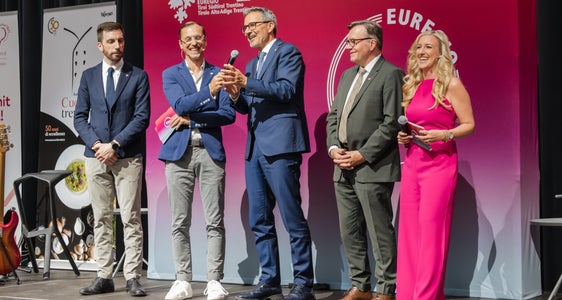 À auzà ora la mpurtanza dla cësadafuech raiunela per l’identità sëura la sëides via, la sustenibltà y l’economia tl’Euregio: da man ciancia, l assessëur provinziel Simone Marchiori, l muderadëur Thomas Vonmetz, l presidënt dl’Euregio y dla Jonta provinziela de Bulsan Arno Kompatscher, l Landeshautpmann a.D. Günther Platter y la muderadëura Karin Gschnitzer. (Foto: USP/Bernhard Aichner)