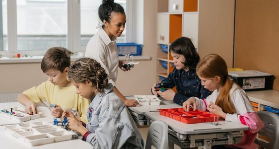 Um die Entwicklung und die Kenntnisse der Kinder und Jugendlichen zu verbessern, will die ladinische Schule künftig noch mehr Förderung im Bereich Lesen und Naturwissenschaften anbieten. (Foto: Pexels)