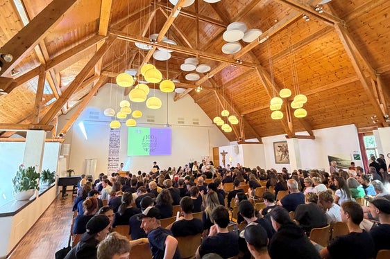 100 Jahre Fachschule für Landwirtschaft, Hauswirtschaft und Ernährung Dietenheim: die versammelte Festgemeinde bei den Vorträgen der Schülerinnen und Schüler (Foto: LPA/Fachschule für Landwirtschaft, Hauswirtschaft und Ernährung Dietenheim)