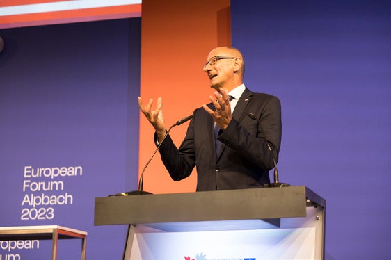 Il presidente del Tirolo Mattle: Oggi vogliamo avere uno scambio intenso con esperti e giovani per trovare insieme soluzioni innovative per le sfide centrali della regione europea. (Foto: Land Tirol/Sedlak)