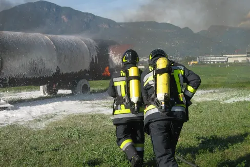 La Giunta provinciale ha approvato l'accordo tra la società ABD Airport Spa e l'Agenzia per la Protezione civile in merito alla gestione del Servizio antincendio, per il periodo che va dal 10 gennaio 2023 al 9 luglio 2024, da parte del Corpo permanente dei vigili del fuoco di Bolzano presso l'Aeroporto di Bolzano. L'immagine mostra i vigili del fuoco durante un'esercitazione antincendio all'aeroporto di Bolzano (Foto: ASP/Corpo permanente dei vigili del fuoco di Bolzano)