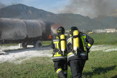 Die Landesregierung hat die Vereinbarung zwischen der Gesellschaft ABD Airport AG und der Agentur für Bevölkerungsschutz über die Führung des Brandschutzdienstes durch die Berufsfeuerwehr Bozen am Flughafen Bozen für den Zeitraum vom 10. Jänner 2022 bis zum 9. Juli 2023 genehigt. Im Bild Berufsfeuerwehrmänner bei einer Löschübung am Flugplatz Bozen (Foto: LPA/Berufsfeuerwehr Bozen)