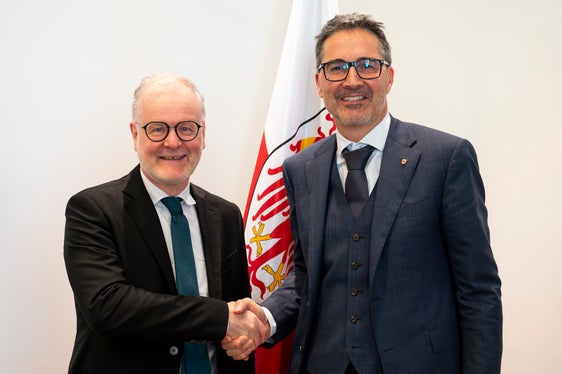 Stephan Beikircher (a sinistra) e Arno Kompatscher hanno discusso delle peculiari sfide che si presentano nella vita quotidiana del Tar di Bolzano a causa del bilinguismo. (Foto: USP/Fabio Brucculeri)