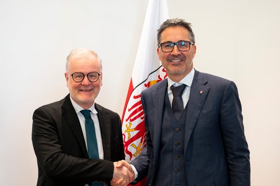 Stephan Beikircher (links) und Arno Kompatscher besprachen die besonderen Herausforderungen im Gerichtsalltag, die durch die Zweisprachigkeit entstehen. (Foto: LPA/Fabio Brucculeri)