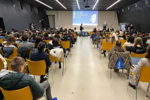 Rund 200 Mittelschülerinnen und Mittelschüler waren am 9. Februar bei einem Event zum Safer Internet Day (10. Februar) im NOI Techpark in Bozen dabei. (Foto: LPA)