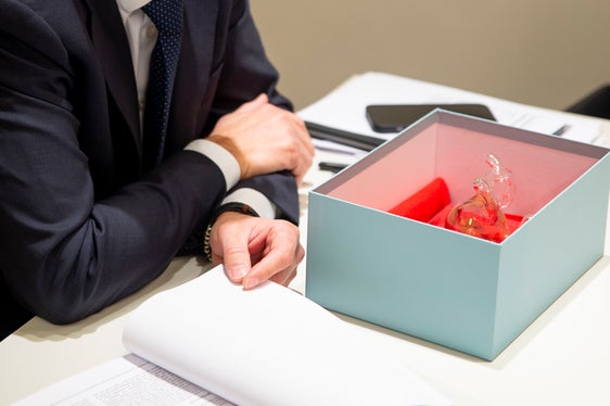 Il presidente Kompatscher ritratto assieme al particolarissimo dono fattogli da Ursula Peintner, Maraike Probst e Anusha Telagathoti (Foto: ASP/Fabio Brucculeri)