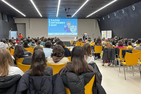 Mehr als 230 Kinder und Jugendliche haben sich beim Abschluss des Projekts MiniNOI meets the AI im NOI Techpark in Bozen anlässlich des Safer Internet Days für Künstliche Intelligenz und maschinelles Lernen kundig gemacht. (Foto: LPA)