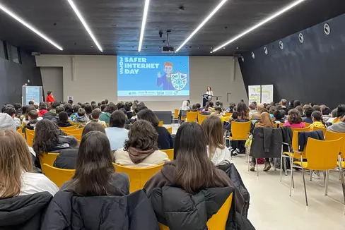 Mehr als 230 Kinder und Jugendliche haben sich beim Abschluss des Projekts MiniNOI meets the AI im NOI Techpark in Bozen anlässlich des Safer Internet Days für Künstliche Intelligenz und maschinelles Lernen kundig gemacht. (Foto: LPA)