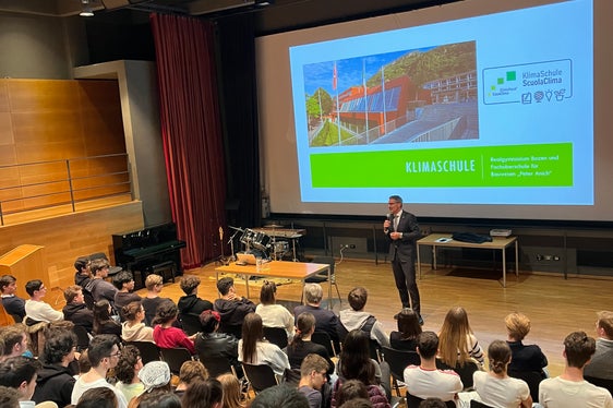 150 Maßnahmen für Klimaneutralität: Sie stehen im Klimaplan des Landes, das Landeshauptmann Arno Kompatscher Oberschülern in Bozen präsentiert hat. (Foto: LPA)