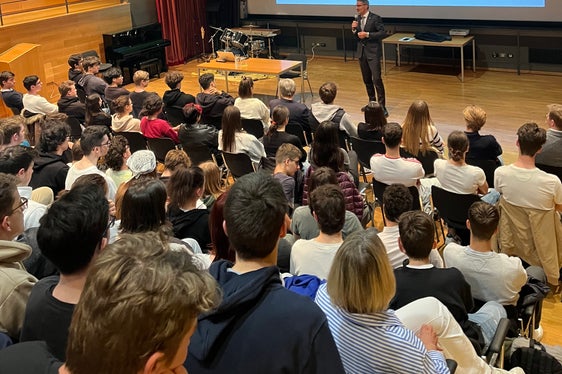 Nel corso della visita al WFO e al Realgymnasium/FOB di Bolzano, il presidente della Provincia, Arno Kompatscher, ha illustrato la strategia dell’Alto Adige nel campo della sostenibilità (Foto: ASP)