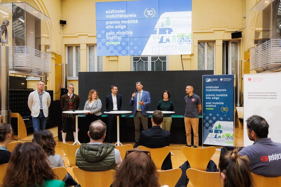 Nel corso della conferenza stampa tenutasi mercoledì 13 maggio a Palazzo Widmann, alcune vincitrici e alcuni vincitori delle passate edizioni hanno raccontato la nascita dei loro progetti, gli impulsi ricevuti grazie al Premio Mobilità, le esperienze maturate e le prospettive future. (Foto: USP/STA/Ivan Brentegani)