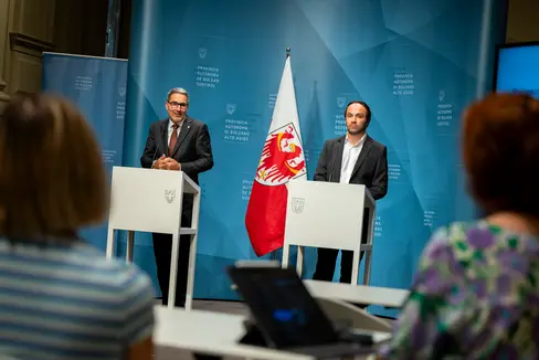 Landeshauptmann Arno Kompatscher (von links) und Landesrat Philipp Achammer erläuterten die Wettbewerbsausschreibung für die Zuweisung von Studienbeihilfen. (Foto: LPA/Fabio Brucculeri)