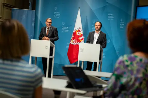 Il presidente della Provincia Arno Kompatscher (nella foto da sinistra) e l'assessore provinciale Philipp Achammer illustrano il bando di concorso per l'assegnazione delle borse di studio. (Foto: USP/Fabio Brucculeri)