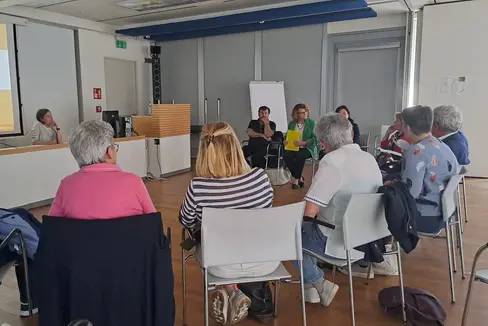 In Alto Adige sono attualmente attive 65 Consulte per le persone anziane e due Consulte degli anziani a Brunico e Vipiteno. Nella foto, la Consulta provinciale per le persone anziane durante un incontro con l’assessora alla Coesione sociale Rosmarie Pamer (al centro) lo scorso anno. (Foto: USP)