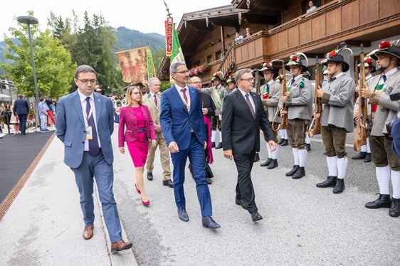 Abschreiten der Schützenformation am Tiroltag 2021 in Alpbach (Foto: Land Tirol/Sedlak)