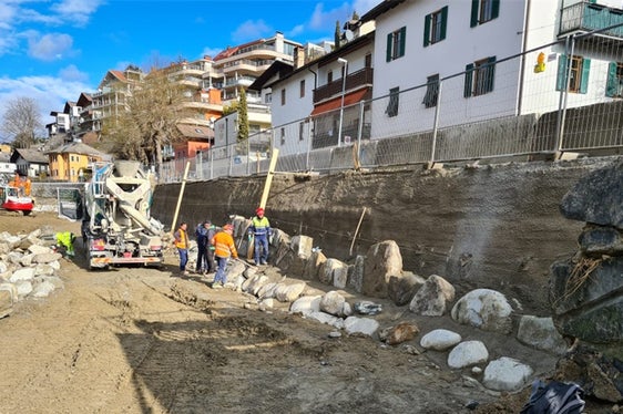 An der Cesare-Battisti-Straße wurden bereits die neuen Ufermauern errichtet. (Foto: LPA)