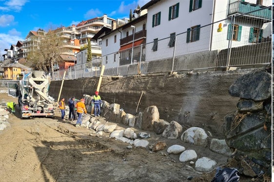 An der Cesare-Battisti-Straße wurden bereits die neuen Ufermauern errichtet. (Foto: LPA)