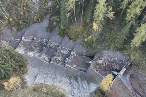 Das Landesamt für Wildbach- und Lawinenverbauung Nord hat im Öttenbach in der Gemeinde Sarntal fünf Konsolidierungssperren aus Zyklopensteinen mit Beton samt seitlichen Uferschutzmauern gebaut. (Foto: LPA/Aufnahme mit der Drohne der Wildbachverbauung: Georg Kompatscher)