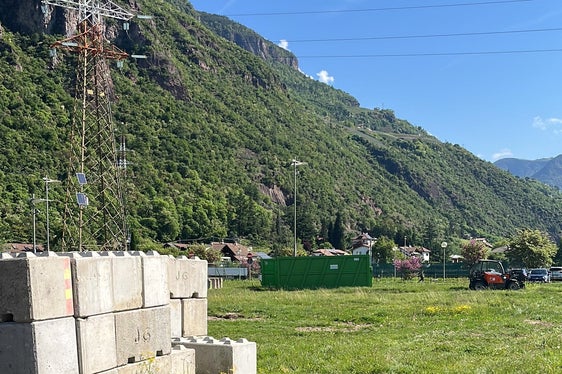 I lavori sono stati formalmente consegnati il 22 aprile 2025 e sono già in corso su questo prato, davanti al Centro di formazione San Maurizio. (Foto: USP/Gabriel Marciano)
